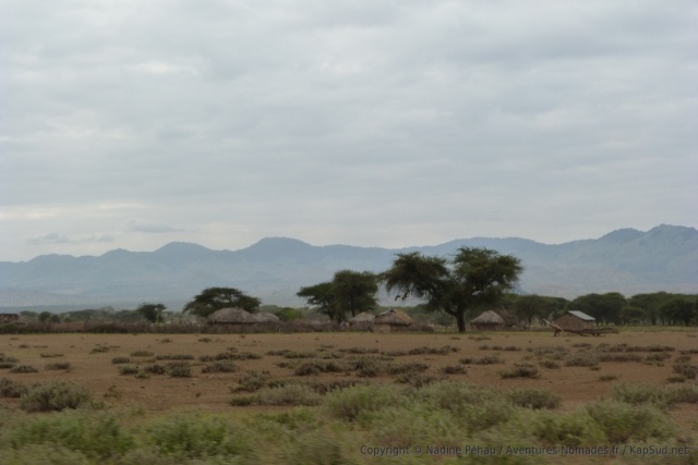 Avec le manque de lumière, on distingue à peine les cases des habitants de la terre poussiéreuse