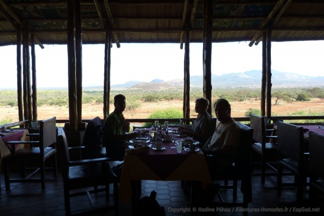 Notre luxe du jour : le petit-déjeuner au champagne dans un des plus beaus lodges du Tsavo