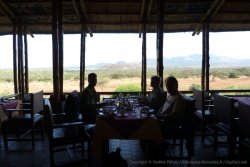 Notre luxe du jour : le petit-déjeuner au champagne dans un des plus beaus lodges du Tsavo