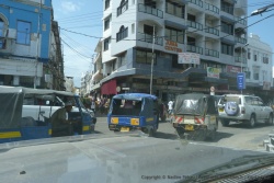 En ville, les tuk-tuk font leur apparition
