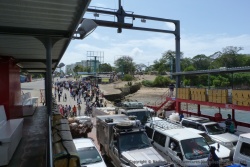 Le ferry pour passer au sud de Mombasa est pris d'assaut par la foule des piétons