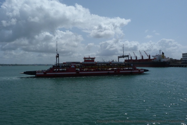 Les aller-retours des ferrys se font à l'entrée du port de Mombasa bien fréquenté