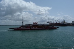Les aller-retours des ferrys se font à l'entrée du port de Mombasa bien fréquenté