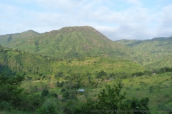 Les villages sont tellement camouflés dans les montagnes, qu'on les voit à peine