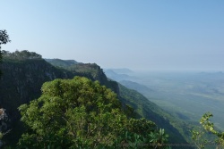De notre promontoire rocheux, on distingue bien l'alignement de la chaine de montagnes