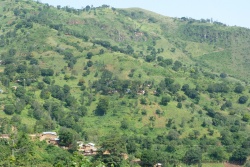De petites maisons éparpillées ça et là dans les montagnes