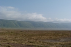 Les nuages restent accrochés au bord des parois du cratère