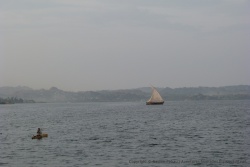 Deux embarcations typiques sur le lac Victoria
