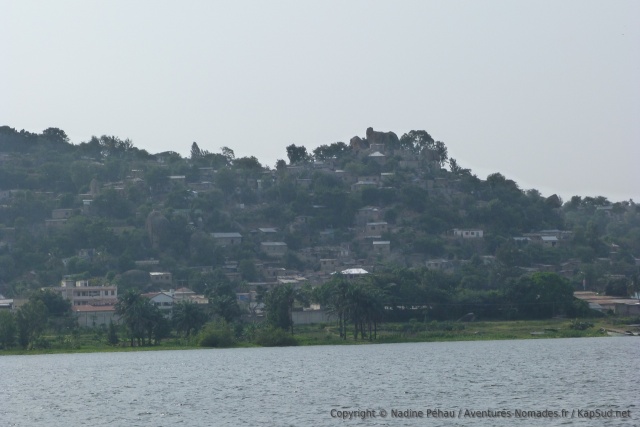 Les maisons de Mwanza se dressent parmi les kopjes