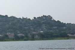 Les maisons de Mwanza se dressent parmi les kopjes