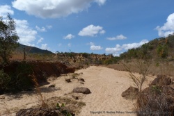 Pour découvrir les pitons de sable d'Isimila, il faut arpenter le lit asséché de la rivière