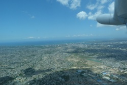 Vue sur la ville tentaculaire On est instade Dar Es Salaam depuis notre petit avion