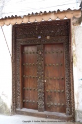 Un bel exemplaire des magnifiques portes sculptées qu'on peut trouver à Stone Town
