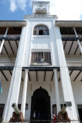 Les bâtiments coloniaux présentent un autre style également présent dans la vieille ville