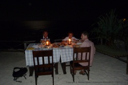 Repas aux chandelles sur le bord de la plage pour célébrer les retrouvailles avec les parents de David