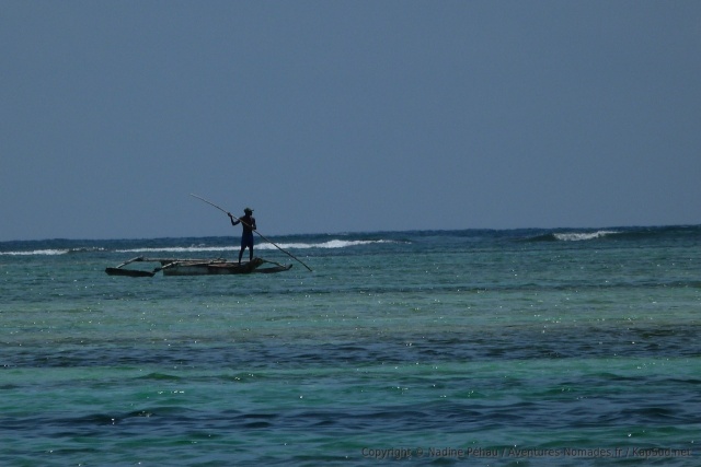 Les pêcheurs doivent pousser leur embarcation pour avancer