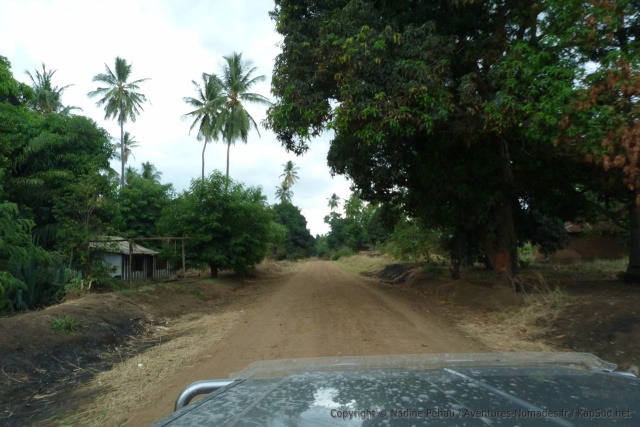 Piste traversant un village
