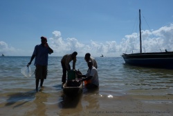 Les pêcheurs sont fiers de nous montrer leur prise du jour