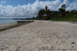 La plage est préparée pour faire sécher le poisson