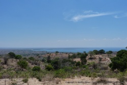 La même baie de Pemba sous un soleil de plomb