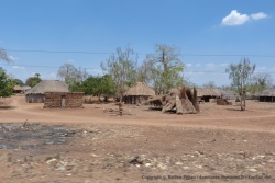 Maisons traditionnelles au toit de chaume