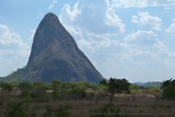 Des pic de granit semblent surgir de nulle part