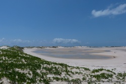 Une sorte de lagune est séparée par un petit cordon de dunettes