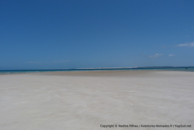 La marée dévoile des étendues immenses de sable fin
