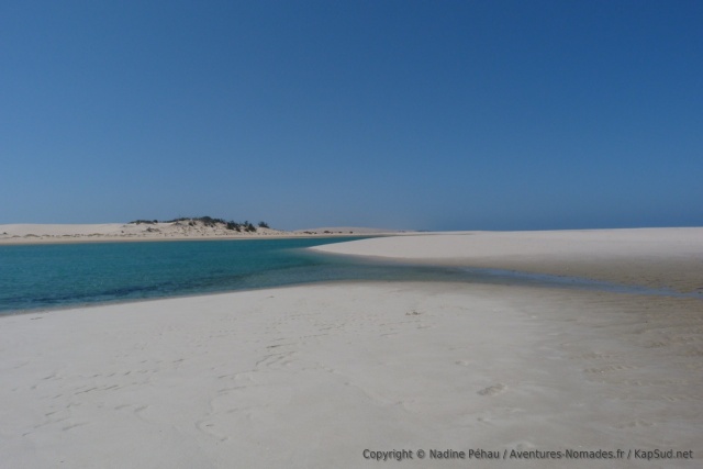 Le blanc éclatant du sable fin, fait encore mieux ressortir le bleu qui l'entoure