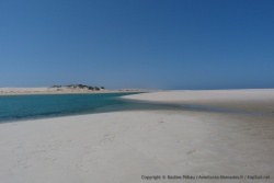 Le blanc éclatant du sable fin, fait encore mieux ressortir le bleu qui l'entoure