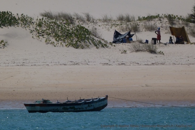 La famille de pêcheurs a monté son camp dans les dunes