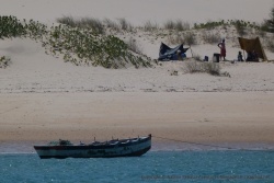 La famille de pêcheurs a monté son camp dans les dunes