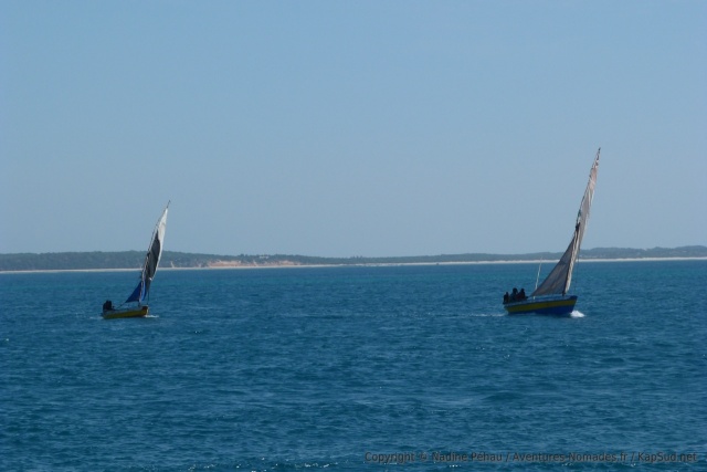 De plus garnds boutres s'approchent de la barrière rocheuse