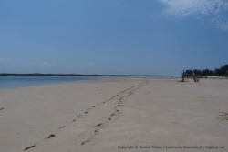 De l'autre côté de la péninsule et son immense plage, la lagune tout aussi envoûtante
