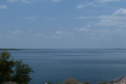Soudain, dans ces paysages secs et arides un immense lac né de la main de l'homme