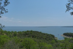 Le relief accidenté autour du lac offre des panoramas saisissants