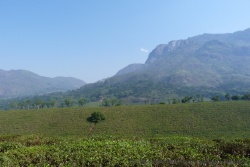Les brumes matinales entourent encore les montagnes environnantes