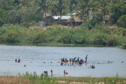 La rivière est au coeur des activités des villageois