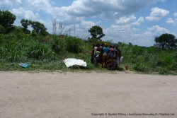 Un groupe de femmes attend son tour pour le ravitaillement en eau