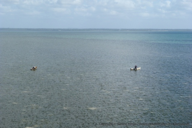 Nos 2 pêcheurs de tout à l'heure, sont maintenant au travail avec leur embarcation