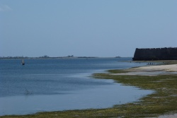 A l'autre bout de l'île, la forteresse de Sao Sebastiao pointe son nez
