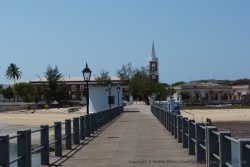 La jetée et sa vue sur l'ancien palais du gouverneur qui fut auparavant collège des Jésuites
