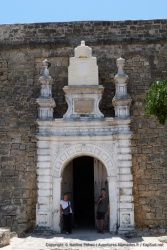 L'imposante entrée du fort Sao Sebastiao