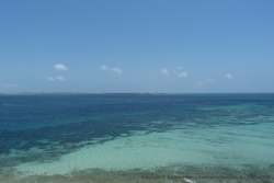 Les couleurs turquoises et émeraudes des eaux aussi limpides invitent à la baignade