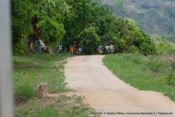 Notre arrêt pique-nique suscite la curiosité dans le village tout proche