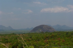 Un curieux dôme parmi les autres montagnes plus escarpées
