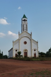 Une église monumentale domine toute la région