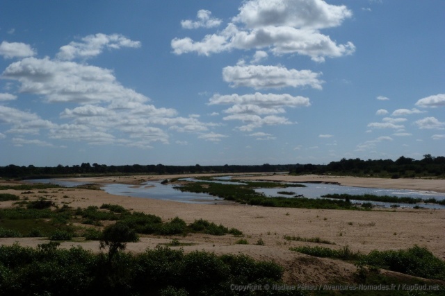 De ce côté-ci du pont, la rivière s'est retirée en faveur de grandes berges sablonneuses