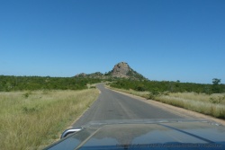 Une petite montagne en point de mire dans cette plate savane