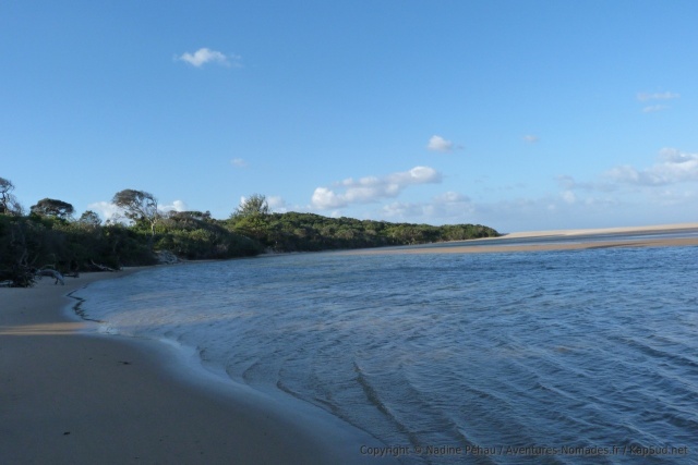 Une immense baie aux eaux cristallines communique avec l'océan par un petit chenal